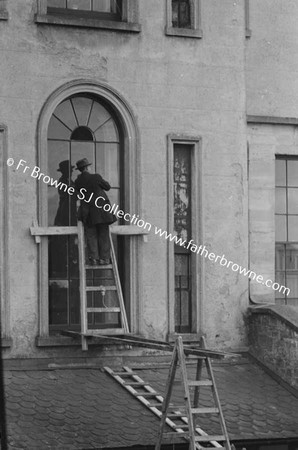 MAN FITTING LEADE GLASS AT RERE OF 35 LEESON STREET